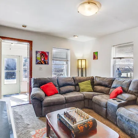 Dog-Friendly Michigan City Home - 3 Mi To Beach!